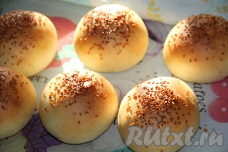 Готовые булочки остудить и можно делать из них домашние бургеры.