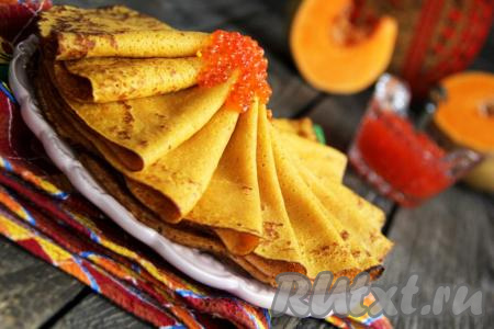 Яркие, вкусные, нежные тыквенные блины, замешанные на молоке, подать к столу с вареньем, сметаной или мёдом. Уверена, такие аппетитные блинчики понравятся многим!