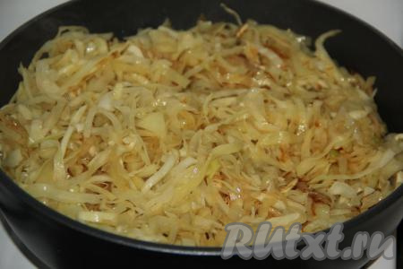 Жарить капусту на среднем огне, иногда перемешивая, минут 15. 