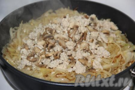 Выложить фарш, обжаренный с грибами, в сковороду к обжаренной капусте.