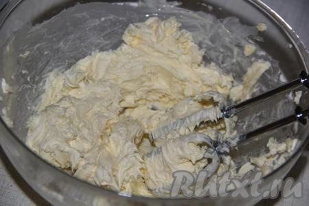 Сливочное масло заранее достать и дать полежать при комнатной температуре. Взбить миксером мягкое сливочное масло в течение 2 минут.