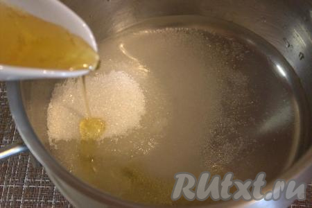В кастрюлю насыпать сахар, влить воду, добавить мёд.