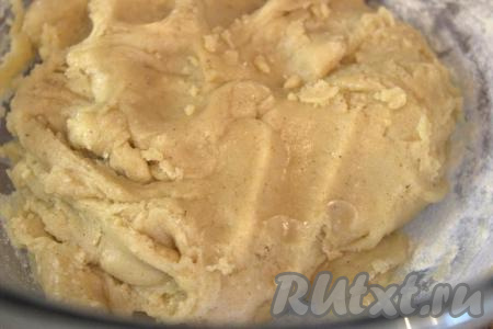 Перемешать тесто лопаткой, а затем вымесить руками ещё тёплое тесто.