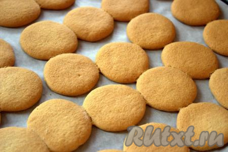 Выпекать постное медовое печенье в духовке, разогретой до 200 градусов, минут 5-7 (до золотистого оттенка). Печенье выпекается очень быстро, будьте внимательны!