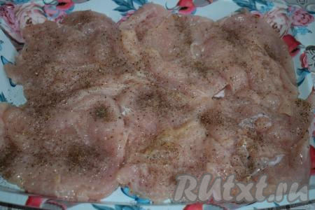 Далее филе солим, перчим, добавляем специи по вкусу и оставляем пропитаться на 10-15 минут.
