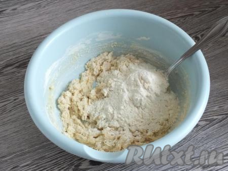 Перемешайте ложкой получившееся тесто, затем влейте растительное масло и продолжите замес руками.