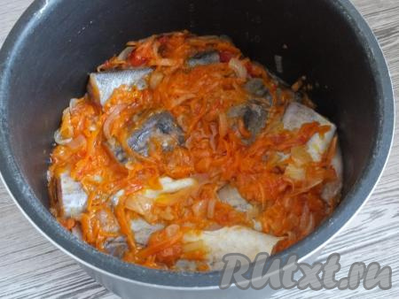 Когда помидоры потушатся, выложите к овощам кусочки минтая так, чтобы рыбка была полностью покрыта овощами и готовьте на режиме "Выпечка" 25 минут, закрыв крышку мультиварки.