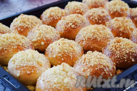 Достаём булочки из духовки. При нажатии на них они будут мягкими, как пух. Булочки, приготовленные из дрожжевого теста по этому рецепту, получаются восхитительными: сверху хрустящий ванильный штрейзель, а в середине - вкуснейшая кисло-сладкая вишня. Такая выпечка, просто объедение!