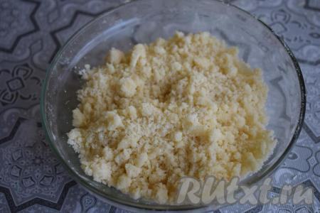 Разотрём масло с сахаром, мукой и ванилином между собой до получения крошки. Наш штрейзель готов, отправляем его в холодильник до того момента, пока он нам не понадобится.