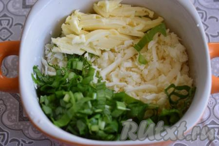 В это время приготовим начинку для рулетиков из куриных бёдер, для этого сыр натрём на крупной тёрке и отправим в глубокую миску. Добавим к сыру измельчённую зелень (вы можете взять любую зелень, которая у вас имеется, можно взять смесь разных видов зелени, а можно использовать только один вид - решать вам) и натёртое на крупной тёрке охлаждённое сливочное масло.