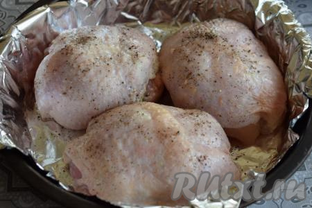 Поступаем таким образом со всеми куриными бёдрами и со всей начинкой. Далее форму (у меня 24 см в диаметре) застилаем фольгой и выкладываем в неё наши рулетики. Сбрызгиваем сверху кожу растительным маслом и отправляем в разогретую духовку.
