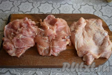 Возьмите куриные бёдра и удалите из них косточки, аккуратно разрезав острым ножом, шкурку не снимаем (!). Разделанное мясо солим, перчим, посыпаем любимыми специями и даём просолиться, примерно, 15 минут.