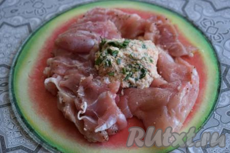 Далее кладём разделанное куриное бедро кожей вниз и выкладываем сырный шарик в центр заготовки.