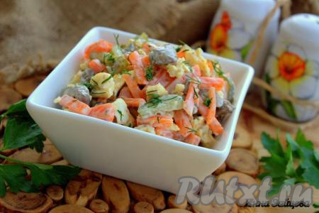 Салат с куриной печенью, морковью и солёными огурцами