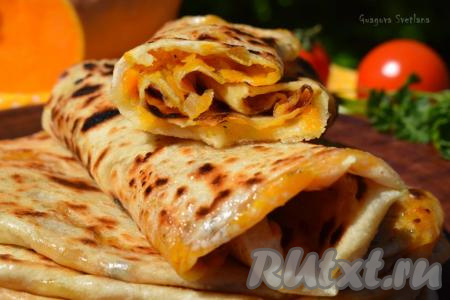 Готовые лепёшки очень мягкие, сочные и вкусные. Они легко сворачиваются в трубочку, тесто настолько тоненькое, что буквально просвечивается!