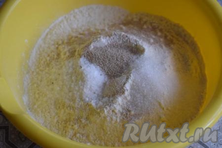 В миску высыпаем муку, сухие дрожжи, сахар и соль.