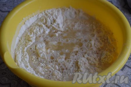 Муку перемешиваем с солью, сахаром и дрожжами, вливаем тёплую воду (температура воды, примерно, 40 градусов) и растительное масло.