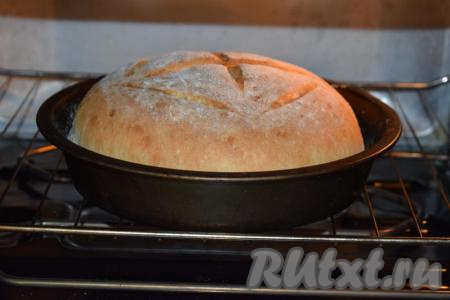 Достаём готовый хлебушек из духовки, накрываем полотенцем, для того чтобы хлеб "отошёл" и стал мягким.