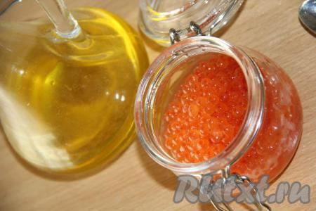 Аккуратно переложить икру в баночку, добавить растительное масло, перемешать и можно подавать к столу. 