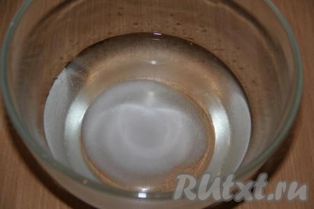 Воду тёплую (температура воды, примерно, 45-50 градусов) влить в миску, всыпать соль, тщательно перемешать (соль должна полностью раствориться).
