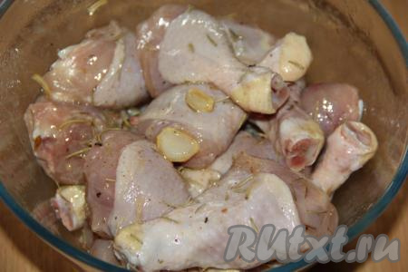 Тщательно перемешать курицу в маринаде и оставить промариноваться, как минимум, на 2 часа, можно и дольше.