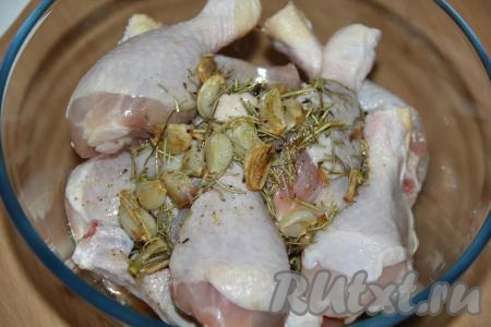 Добавить маринад к кусочкам курицы.