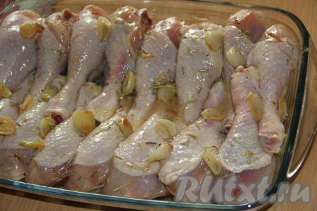 Замаринованную курицу выложить в жаропрочную форму. Остатки маринада из миски влить в форму.