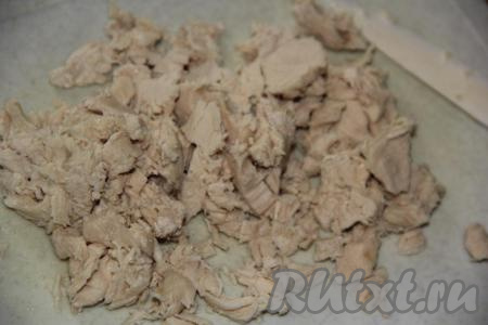 Для начала нужно сварить мясной бульон, я сделала борщ на курином бульоне. Залить половину куриной грудки на косточке 3 литрами воды и варить бульон с момента закипания минут 30 на небольшом огне. Затем вытащить мясо, отделить от костей и нарезать его на кусочки, шкуру и косточку убрать. Если будете готовить постный вариант борща, то просто вскипятите 3 литра воды.
