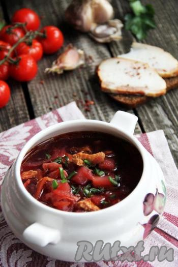 Подать аппетитный, вкусный, достаточно сытный домашний борщ из краснокочанной капусты в горячем виде с рубленной зеленью.