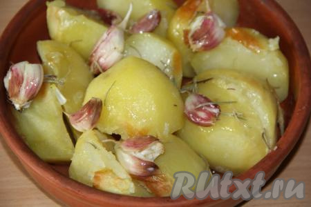 Достать картофель из духовки и разрезать пополам так, чтобы получились большие кусочки. Если у вас небольшая по размеру картошка, то можно её не разрезать, а оставить целиком. Полить картофель пряным маринадом и поставить запекаться в духовку ещё на минут 15. Готовность картофеля проверить зубочисткой.