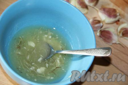 Пока запекается картофель, приготовим маринад, для этого в миске нужно соединить 1 столовую ложку уксуса 9%, 6 столовых ложек растительного масла, 20 грамм растопленного не горячего сливочного масла, 1 чайную ложку соли, по желанию, можно добавить любые душистые травы, хорошо перемешать.