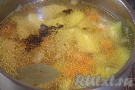 Посолить, приправить по вкусу, добавить лавровый лист. Варить овощи на среднем огне (не накрывая крышкой) минут 15-20 (до готовности овощей).