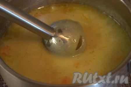 Кастрюлю с готовыми овощами снять с огня. Содержимое кастрюли при помощи погружного блендера пробить до однородного состояния.