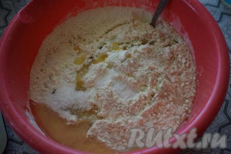 В миску насыпаем муку, сахар, соль, дрожжи, вливаем растительное масло.