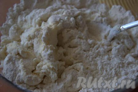 Тщательно перемешать ложкой, добавить частями оставшуюся просеянную муку, перемешивая тесто вначале ложкой. А затем выложить тесто на рабочую поверхность и замесить не липнущее к рукам, мягкое тесто, скатать его в шар (тесто долго вымешивать не нужно).
