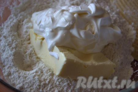 К сухим ингредиентам добавить размягчённое сливочное масло и сметану любой жирности.