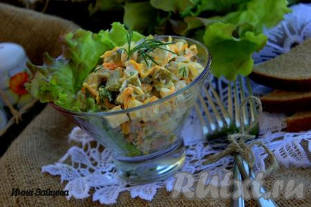 Салат "Обжорка" с курицей и солёными огурцами