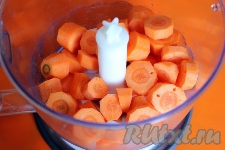 Очищенную морковь нарежьте соломкой или изрубите крупно в блендере.