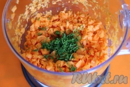 Кинзу мелко порубите и добавьте к моркови.