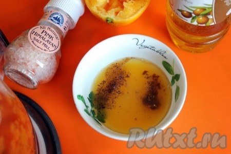Для заправки соедините и перемешайте оливковое масло с имбирём и соком апельсина.