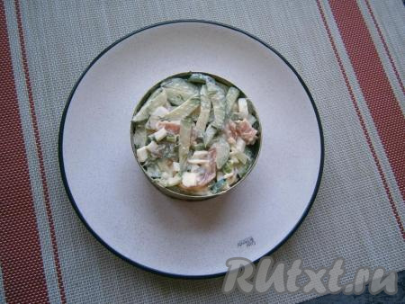 Салат можно подать в салатнике, а можно оформить на тарелке с помощью кулинарного кольца.