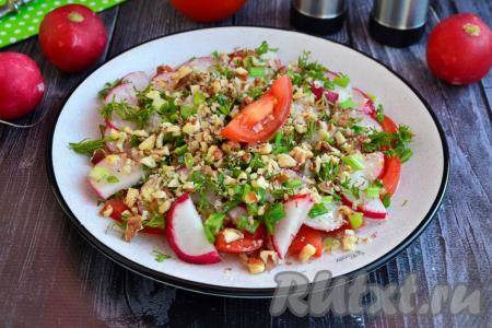 Салат с редиской и помидорами
