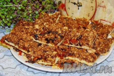 Насыпное печенье с яблоками, вареньем и сухофруктами