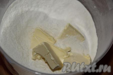 Кусочки размягчённого сливочного масла (чтобы масло стало мягким, заранее достаньте его и пусть оно полежит при комнатной температуре) выложить в смесь муки, соли, разрыхлителя и ванилина.