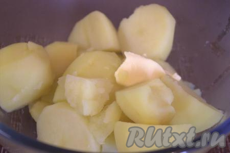 С готовой картошки слить полностью жидкость, добавить сливочное масло, тщательно перемешать и при помощи толкушки размять картофель в пюре.