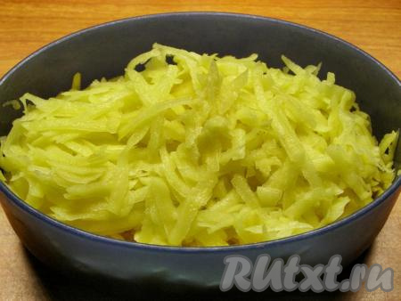 Натираем весь очищенный картофель на тёрке с крупными отверстиями.