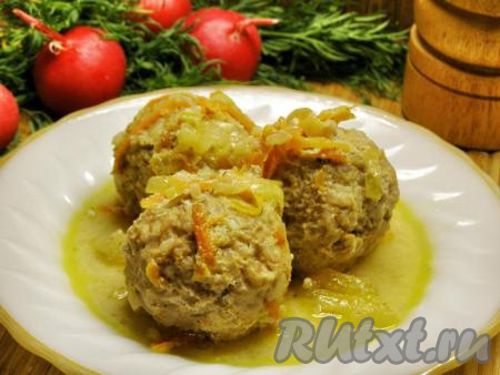 Тефтели с рисом в сметанном соусе в кастрюле