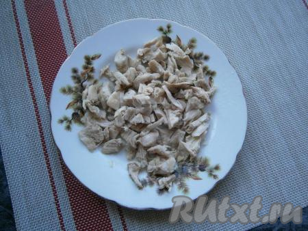 Вынуть из кастрюли курицу и тыкву. Куриное мясо освободить от костей и нарезать его кусочками.