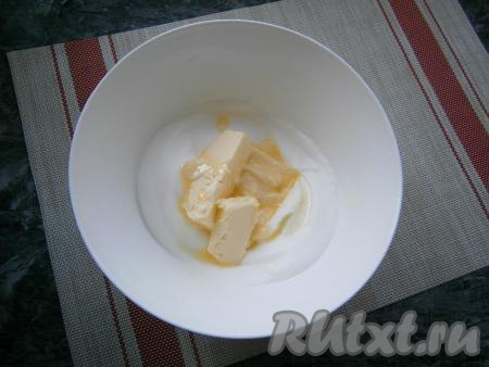 Продолжая взбивать белки, добавить к ним мягкое сливочное масло.