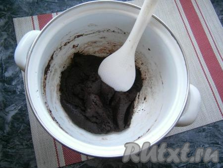 Довести воду до кипения и расплавления сливочного масла. Сразу же всыпать смесь муки и какао в горячую воду с маслом и быстро всё перемешать. Должна получиться заварная масса без комочков. Подержать кастрюлю на небольшом огне 1-2 минуты и выключить огонь.